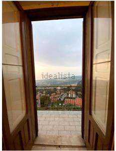 een open deur met uitzicht op een stad bij Casa Rosetta in San Marco dʼAlunzio