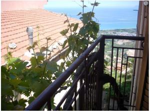 een balkon van een huis met uitzicht op de oceaan bij Casa Rosetta in San Marco dʼAlunzio