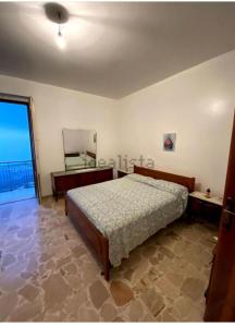 een slaapkamer met een bed en uitzicht op de oceaan bij Casa Rosetta in San Marco dʼAlunzio