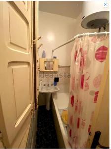 een kleine badkamer met een douchegordijn en een wastafel bij Casa Rosetta in San Marco dʼAlunzio