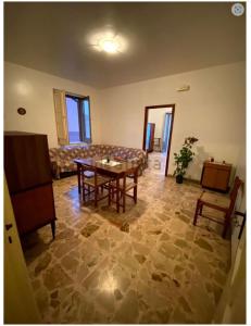 een woonkamer met een tafel en een bank bij Casa Rosetta in San Marco dʼAlunzio