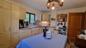 een keuken met een tafel met een tafelkleed erop bij Apartment Huber, Schönau am Königsee in Schönau am Königssee