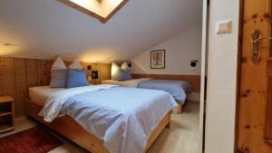 een slaapkamer met twee bedden in een kamer bij Apartment Huber, Schönau am Königsee in Schönau am Königssee