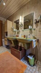 een badkamer met een wastafel en een spiegel bij Apartment Huber, Schönau am Königsee in Schönau am Königssee +7 foto's