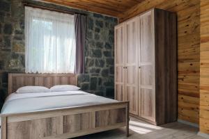 um quarto com uma cama e uma janela em VENA SUİTE em Zafanos