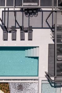 AsigoníaにあるEumelia Iconic Villa, with Heated Pool & Whirlpool, By ThinkVillaのスイミングプール(椅子付)のオーバーヘッドビュー