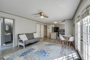 sala de estar con sofá y mesa en Spacious Myrtle Beach House with Deck and Gas Grill!, en Myrtle Beach