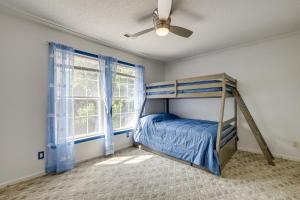 1 dormitorio con litera y ventilador de techo en Spacious Myrtle Beach House with Deck and Gas Grill!, en Myrtle Beach