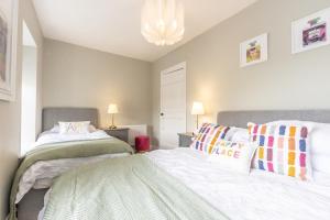 sypialnia z 2 łóżkami i żyrandolem w obiekcie Historic Hideaway Waterford City w mieście Waterford