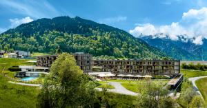 施伦斯Falkensteiner Family Hotel Montafon - The Leading Hotels of the World的山地度假酒店