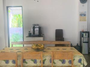 uma mesa de jantar com uma tigela de bananas em B@B Omaherma Home stay em Boras