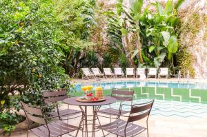 Bazén v ubytování Aspasios City Oasis Apartments nebo v jeho okolí
