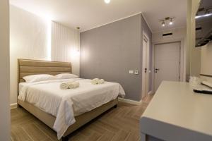 a bedroom with a bed with two towels on it at DelSool Mamaia in Mamaia