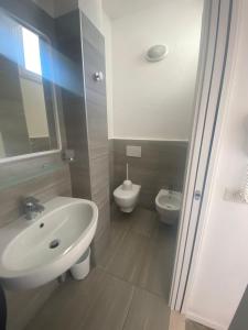 ein Bad mit einem Waschbecken und einem WC in der Unterkunft B&B Hotel Lucciola in Cattolica
