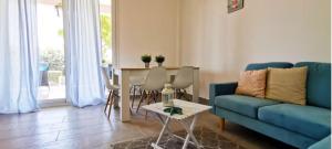sala de estar con sofá azul y mesa en Lovely Villa, en Fontane Bianche