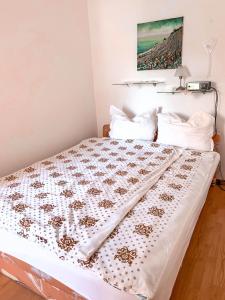 een slaapkamer met een bed met een wit dekbed bij Sunny apartment Nada 2+1 #1 Tisno in Tisno