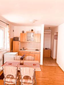 een keuken en eetkamer met een tafel en stoelen bij Sunny apartment Nada 2+1 #1 Tisno in Tisno