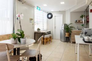 埃拉特Little Prince Hostel-5 Min Walk To The Beach的厨房以及带桌椅的用餐室。 更多26张照片