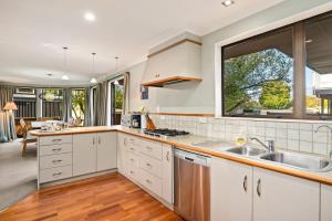 Kuchyň nebo kuchyňský kout v ubytování Taupo Escape - Rainbow Point Holiday Home + 18 fotografií