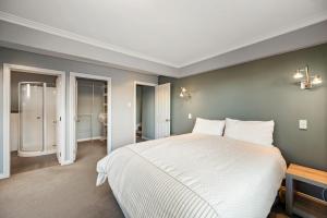 Postel nebo postele na pokoji v ubytování Taupo Escape - Rainbow Point Holiday Home