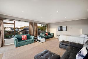 Posezení v ubytování Taupo Escape - Rainbow Point Holiday Home