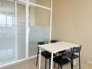 een witte tafel en stoelen in een kamer bij JB City Sunset Studio Paradigm Sutera & UTM Wifi 4pax in Johor Bahru