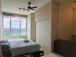 Ένα ή περισσότερα κρεβάτια σε δωμάτιο στο JB City Sunset Studio Paradigm Sutera & UTM Wifi 4pax