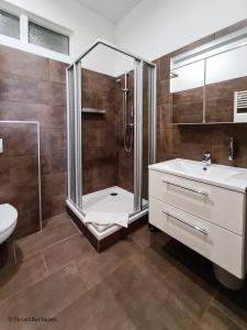 a bathroom with a shower and a toilet and a sink at Appartement Cervantes 9 in Vienna