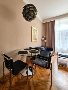 a dining room with a table and chairs at Appartement Cervantes 9 in Vienna