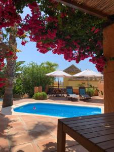 The swimming pool at or close to Apartamento con jacuzzi y terraza con opcion a Piscina Privada