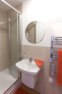 a bathroom with a sink and a shower and a mirror at For Students Only Exquisite Modern Studios at Upperton Road in Leicester in Leicester