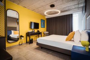 聖朱利安斯的住宿－IKYK Hotel- IK Collection，酒店客房设有一张大床和一张书桌。