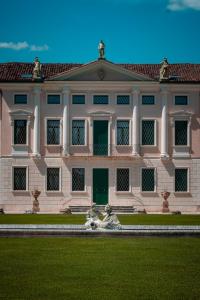 a large building with a fountain in front of it at Villa Solatia in Caldogno