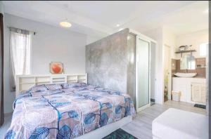 Ένα ή περισσότερα κρεβάτια σε δωμάτιο στο The Endless Bangtao Apartment AC1234