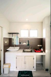 Η κουζίνα ή μικρή κουζίνα στο The Endless Bangtao Apartment AC1234 +29 φωτογραφίες