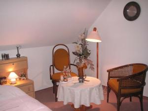 a room with a table and two chairs and a lamp at Ferienwohnung Beroma in Winsen Aller