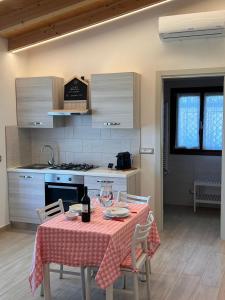 une cuisine avec une table et un chiffon de table. dans l'établissement Antico Stemma Corte Meneghella, à Monzambano