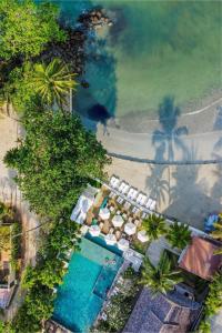 象島的住宿－VAYNA Boutique Koh Chang，享有带游泳池的度假村的空中景致