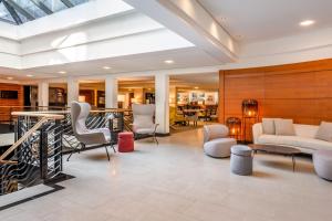 sala de estar con muebles y tragaluz en Cologne Marriott Hotel en Colonia