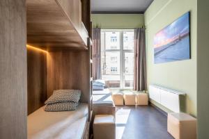 グディニャにある110hostelのベッドと窓が備わる小さな客室です。