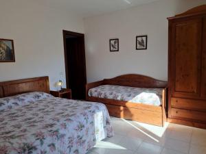 sypialnia z 2 łóżkami w pokoju w obiekcie Antico Borghetto - Casa Vacanze w mieście Nursja