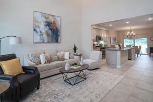 Pga WEST (Signature!) BRAND NEW Townhome! في لا كينتا: غرفة معيشة مع أريكة وطاولة