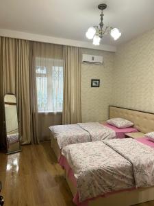 1 dormitorio con 2 camas y ventana en Apartment in historical district of Tbilisi en Tiflis