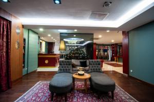 Χώρος καθιστικού στο Lapis Inn Hotel & Spa ( Ex. Ambassador Hotel)