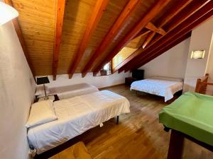 Camera con 2 letti e soffitto in legno. di L06 - Casa Torres De Vallibierna - Villmor a Eriste Altre 26 foto