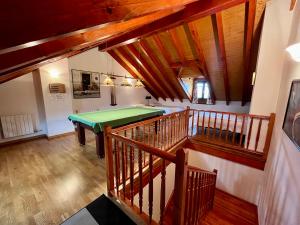 una stanza con un tavolo da ping pong di L06 - Casa Torres De Vallibierna - Villmor a Eriste
