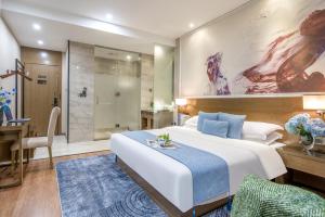 a bedroom with a large bed and a bathroom at Zhongshan Bafei Hotel in Zhongshan