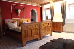 Postel nebo postele na pokoji v ubytování Landhotel zum Matthiasl