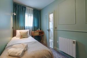 una camera con letto e finestra di Topper's Rooms Guest Accommodation a Carrick on Shannon