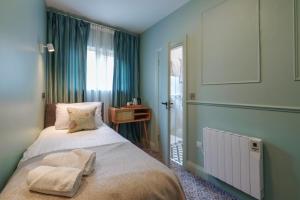 1 dormitorio con cama y ventana en Topper's Rooms Guest Accommodation, en Carrick on Shannon